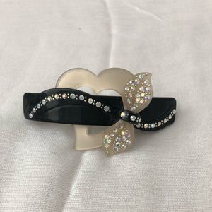 NWOT-Hair clips black and white